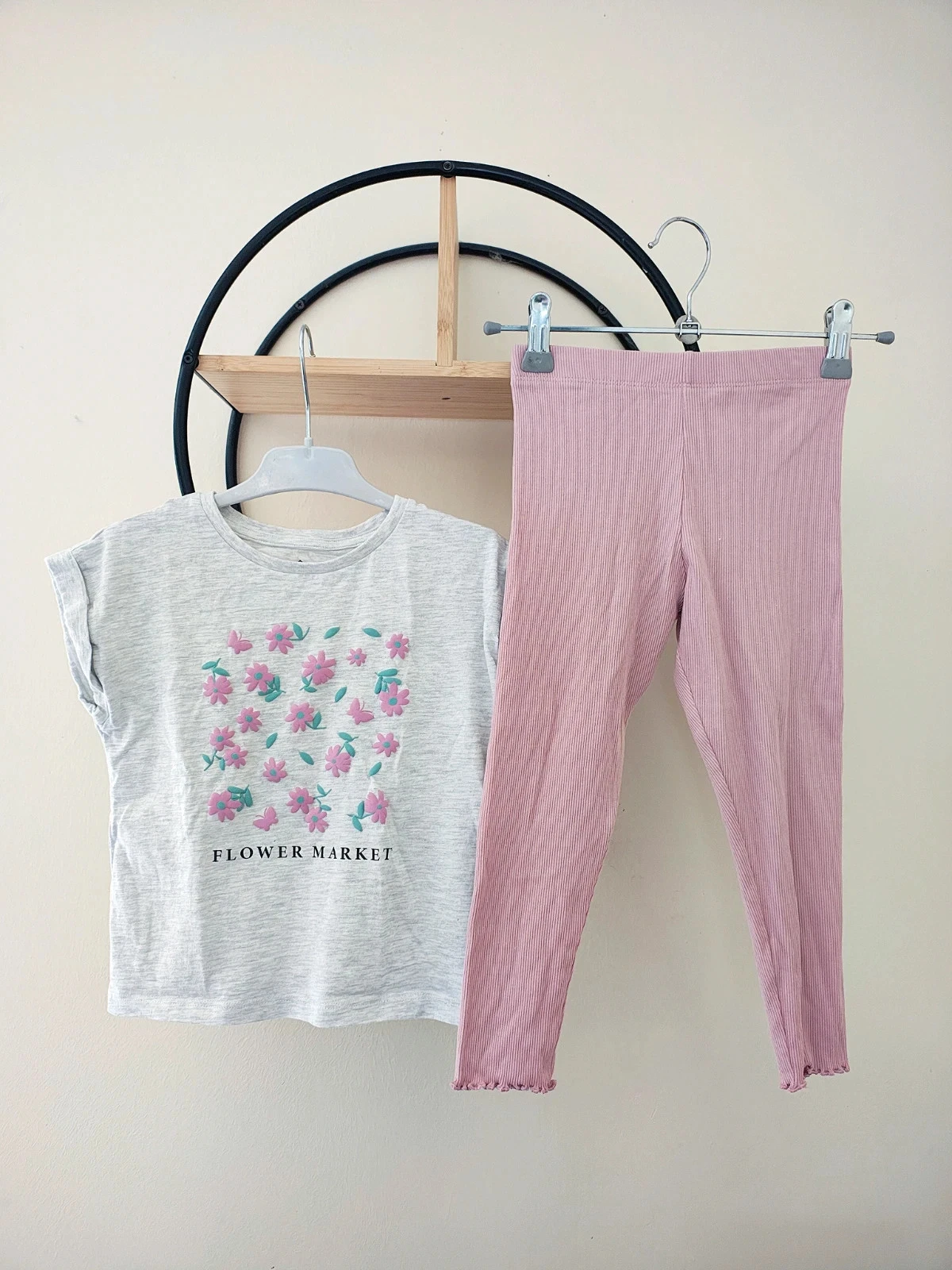 3 4 ans ensemble été Teeshirt tex et legging Primark taille plutôt 4ans